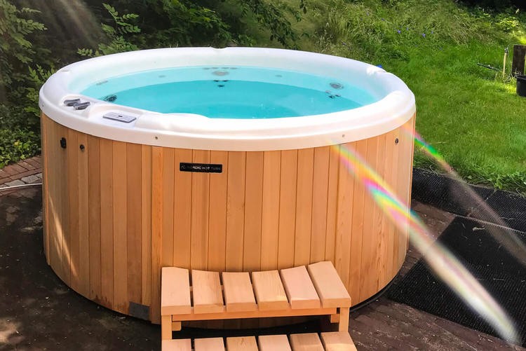 1312_Nordic_Hot_tubs_Red_Cedar_wellness_massage_jets_jacuzzi_Leisurecraft_Europe_impulse_DP.25181ccd9a37c1410e535b0f0bdbb4c2.jpg