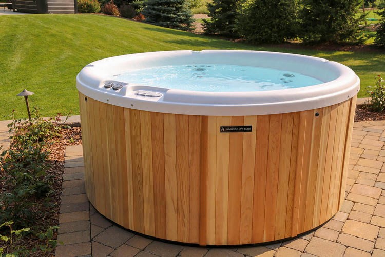 1237_Nordic_Hot_tubs_leisurecraft_europe_crown_classic_model_red_cedar_hottub.5e06ffd7df5a957de14f4e962f2b2daa.jpg