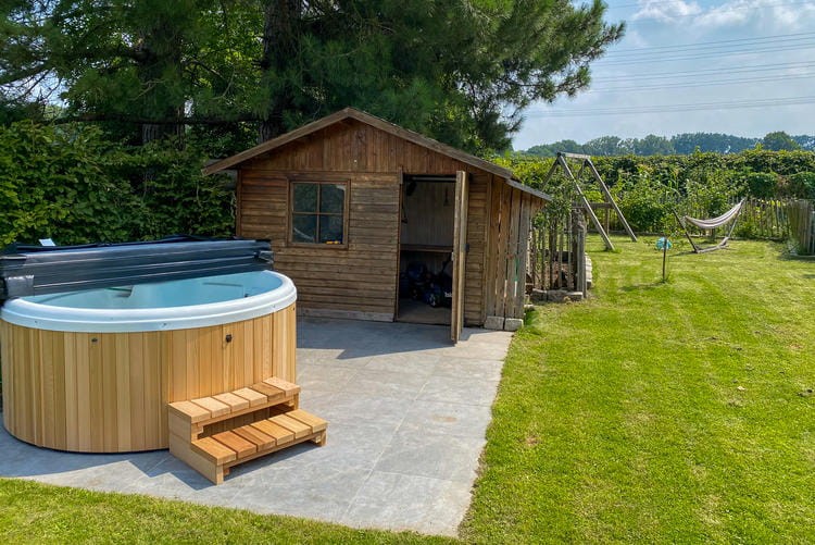 1247_Nordic_Hot_tubs_Red_Cedar_wellness_massagejets_jacuzzi_Leisurecraft_Europe_crown_classic_model.5e06ffd7df5a957de14f4e962f2b2daa.jpg