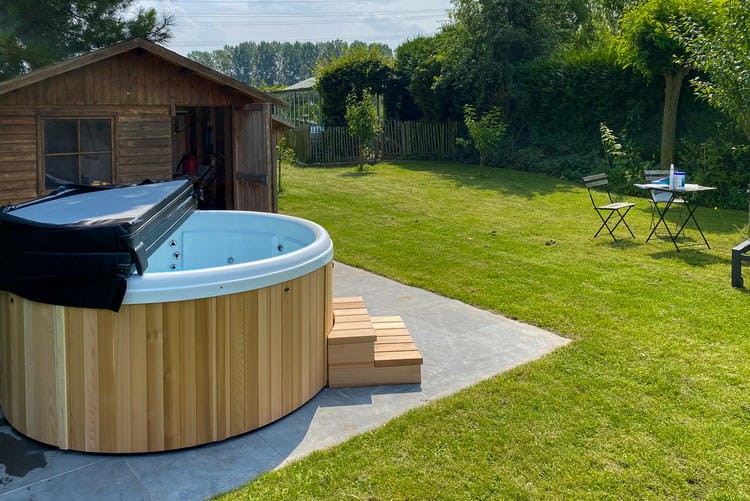 1246_Nordic_Hottub_Red_Cedar_jacuzzi_Leisurecraft_Europe_crown_classic_model.5e06ffd7df5a957de14f4e962f2b2daa.jpg