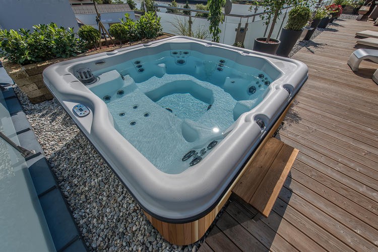 1363_Nordic_Hot_tubs_red_cedar_leisurecraft_europe_Jubilee_luxury_lighting.821cd08a48c452fe20f617eb1d161ed0.jpg
