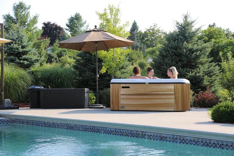 1360_Nordic_Hot_tubs_leisurecraft_europe_Jubilee_luxury_red_cedar_electric_jacuzzi.821cd08a48c452fe20f617eb1d161ed0.jpg