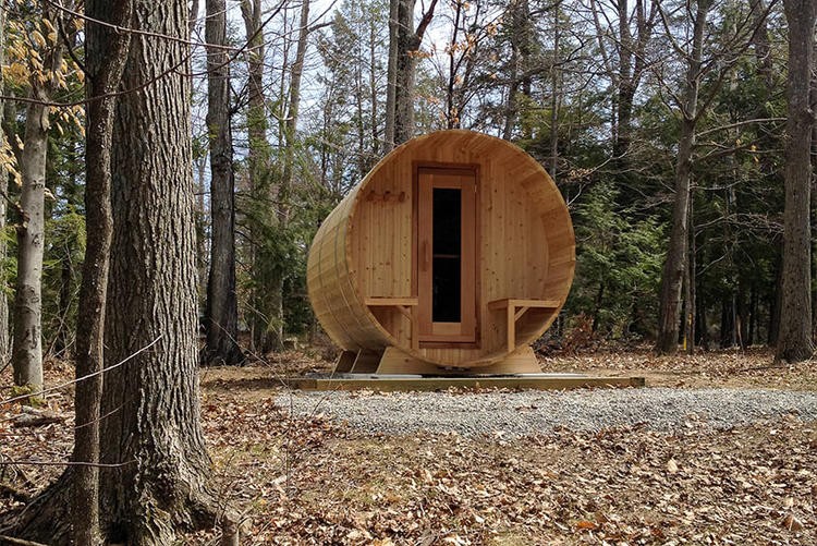 1815_Dundalk_leisurecraft_europe_barrel_sauna_knotty_outdoor_saunas_incl_porch.696e2cf5b401a59f6f0faa15bc9dd10e.jpg