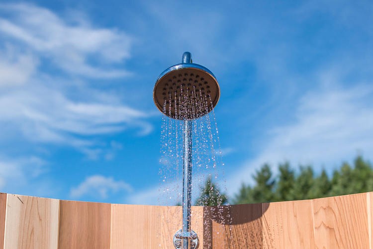 242_Dundalk_leisurecraft_europe_Red_Cedar_barrel_shower_hardware.ced80c31d2fb45957575f98697a5eea4.jpg