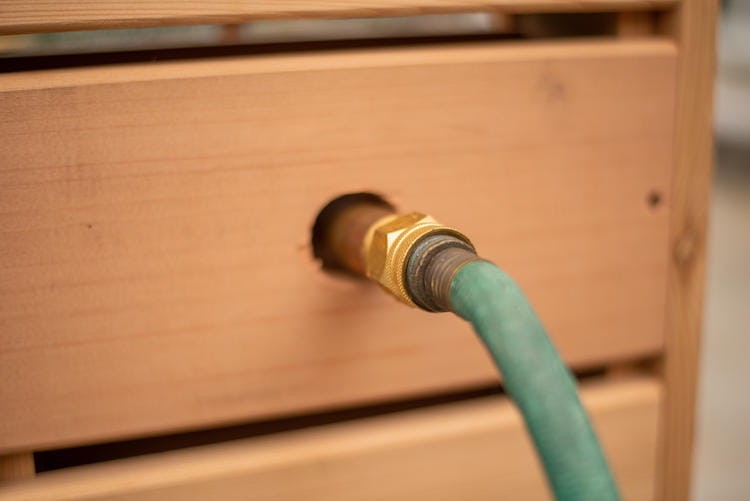 252_Dundalk_leisurecraft_europe_Red_Cedar_sunlight_shower_garden_hose_hardware.bb87966d8c59f489b878f9f1157e58f9.jpg