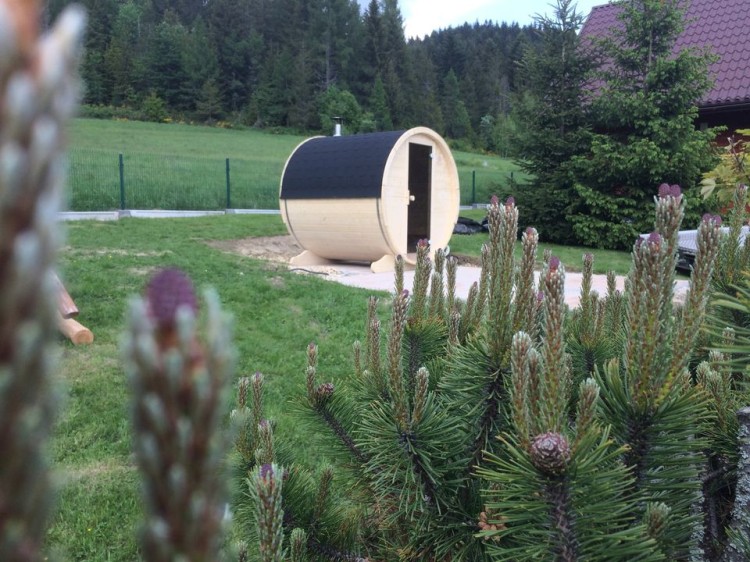 Sauna-ogrodowa-Bielsko-Biala.-Sauna-idealna-do-ogrodow-i-tarasow-o-kazdej-porze-roku.-Domowe-spa-na-Twoim-ogrodzie.-Produkowana-przez-firme-Sauna-Garden--High-Contrast-na-slasku.-Dowoz-na-cala-Polske..jpg